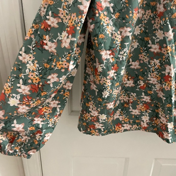 Shein V-Neck Floral Blouse, Size 6 - Picture 9 of 9